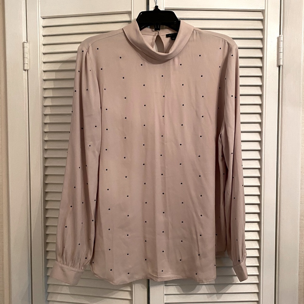 Ann Taylor polka dot top size M NWT